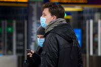 Resenärer i tunnelbanan den 7 januari då nya regler började gälla om munskydd i kollektivtrafiken under vissa tider.