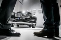 Volvo tappar mark mot de tyska premiummärkena i Kina som Audi, Mercedes och BMW. I mars backade Volvos försäljning och nu hoppas Volvo att de nyheter märket presenterar på bilsalongen i Shanghai kan vända utvecklingen.