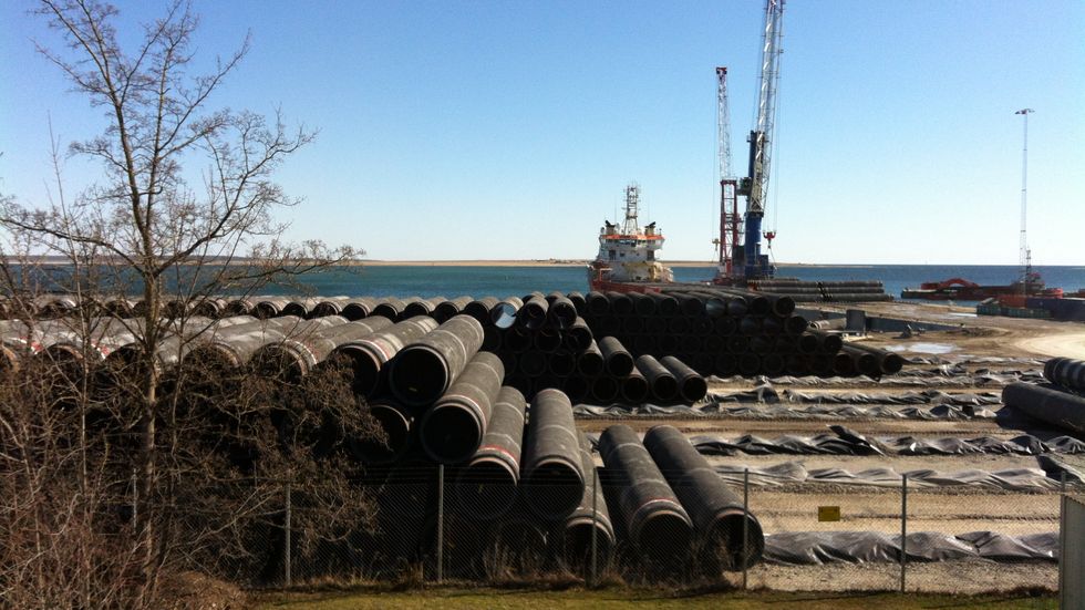 Rördelar till Nord Stream 2 i Slites hamn.