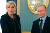 Marine Le Pen under ett besök i Kreml inför vårens franska presidentval. 