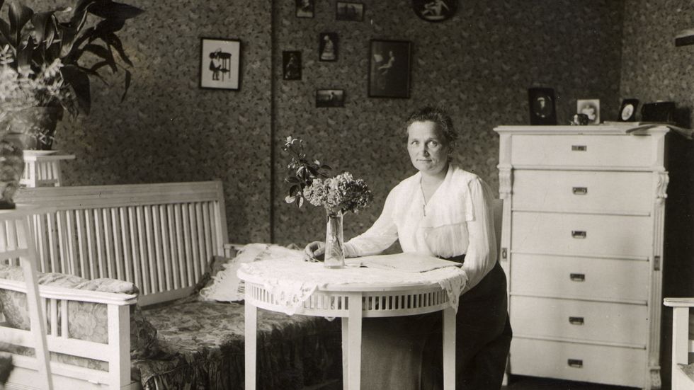 År 1921 blev den socialdemokratiska sömmerskan Agda Östlund en av de fem första  kvinnorna i riksdagen. Östlund satt i riksdagen till 1940.