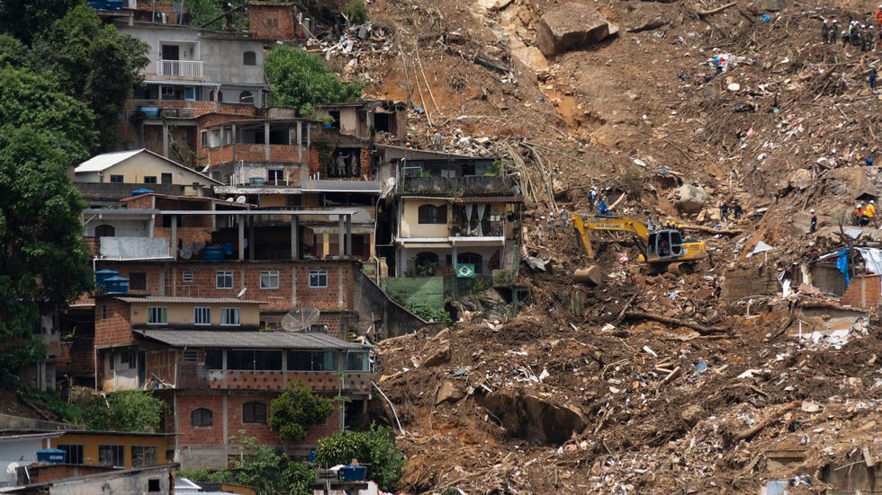 Jordskred svepte med sig delar av bebyggelsen i Petrópolis. Fortfarande hittas dödsoffer i rasmassorna.