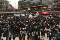 Polisen uppskattade att mellan 1 000 och 2 000 personer samlades på Sergels torg under lördagen för att protestera mot utvisningar till Afghanistan.