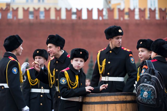 Med ny säkerhetsdoktrin: Rysk militär vid Kremls murar väntar på nya uppdrag.