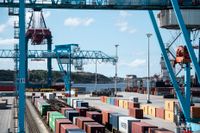 Små och medelstora företag kan exportera och få insatsvaror igen, och i Göteborgs hamn rullar verksamheten på efter den brutala nedgången i våras. Arkivbild.