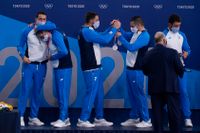 Greklands vattenpololag tar emot silvermedaljerna efter finalförlusten mot Serbien. Arkivbild.
