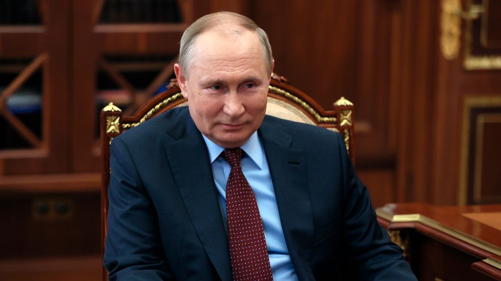 Vladmir Putin lyssnar på Alexander Shokhin, chef för den den ryska arbetsgivarunionen RSPP, under ett möte den 2 mars i år. 
