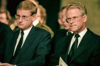 Invar Carlsson och Carl Bildt vid minnesgudstjänsten för de omkommna på Estonia.