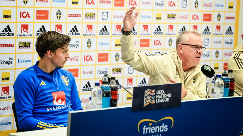 Svenska fotbollslandslagets Victor Nilsson Lindelöf och förbundskapten Janne Andersson under en presskonferens inför Sveriges Nations League-match mot Slovenien.