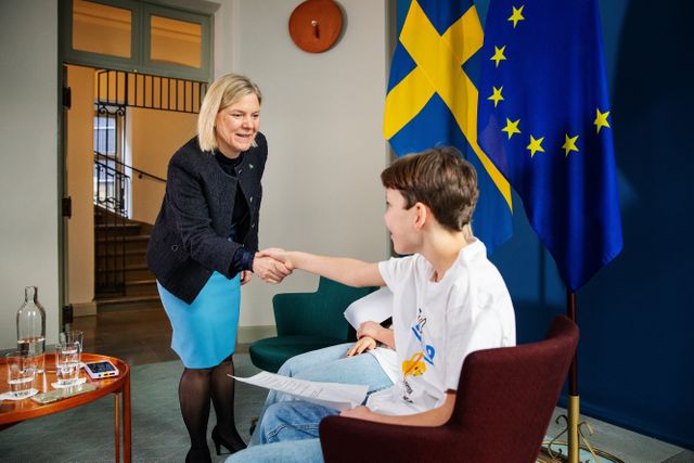 Juniorreportrarna Doris och William tycker att det är coolt att få skaka hand med och intervjua statsministern.