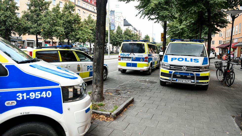 Polisbilar på plats sedan en person hittats död i en lägenhet på Södermalm i Stockholm. En man som befann sig i lägenheten greps och sitter nu häktad på sannolika skäl misstänkt för mord. Arkivbild.