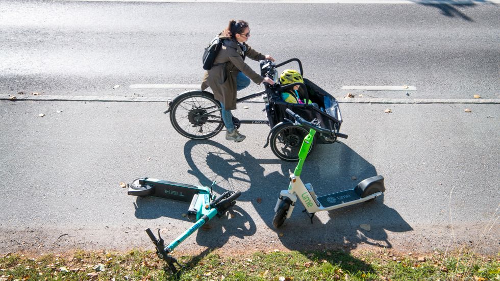 Vittnen uppger att mannen som avled efter att han åkt in i en elsparkcykel färdades på en trehjulig cykel med elmotor, enligt SVT.