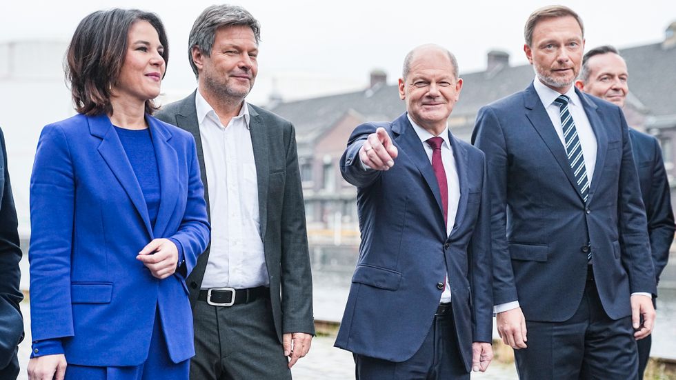 Idel glada miner. Anna-Lena Baerbock, Robert Habeck (die Grünen), tillsammans med Olaf Scholz (SPD) och Christian Lindner (FDP) i Berlin på onsdagen.