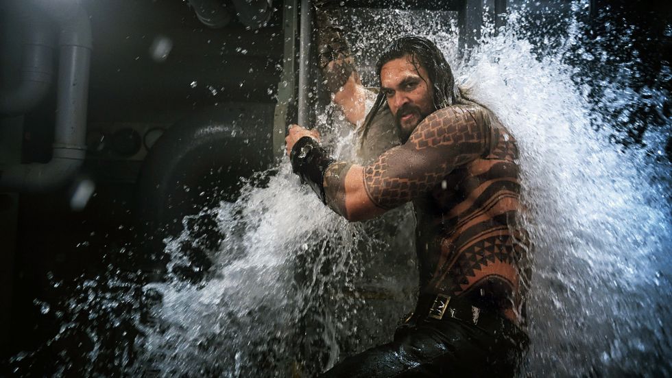 Jason Momoa spelar en långhårig, vitsig, muskulös superhjälte som kämpar mot en elak halvbror i nya ”Aquaman”.