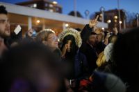Tårar vid manifestationen i Trollhättan på söndagskvällen. Tusentals personer deltog i fackeltåget som avslutades på Kronogårds Torg med tal.