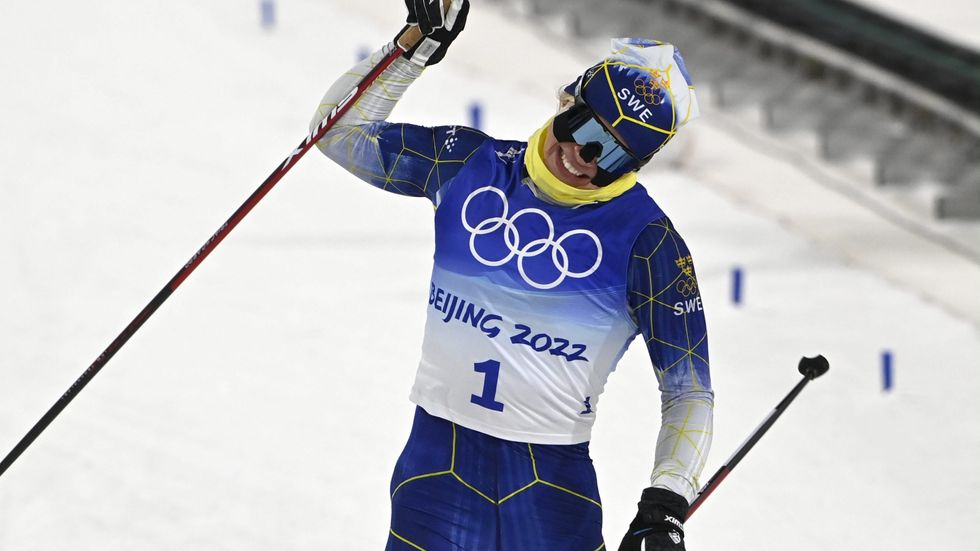 Jonna Sundling jublar efter att ha korsat mållinjen som olympisk mästare.