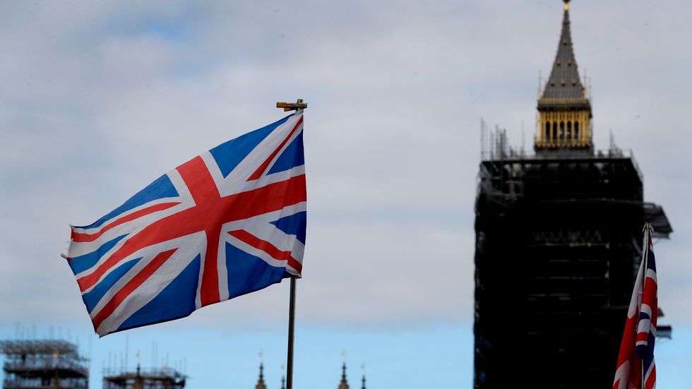 Den brittiska flaggan framför Big Ben i London. En rapport från det brittiska parlamentet konstaterar att brexit inneburit en börda för brittiska företag. Arkivbild.