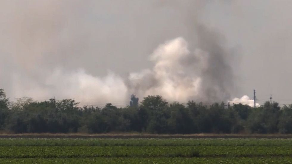 Stillbild från videomaterial från en rysk tv-sändning i tisdags som visar rök efter explosionerna vid en vapendepå nära byn Mayskoje på Krimhalvön.