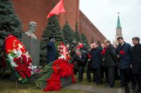 Josef Stalin hedras med blommor på graven vid Kremls mur på hans 136:e födelsedag nyligen.