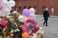 Rysslands president Vladimir Putin besöker minnesplatsen för brandens offer under tisdagen.