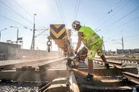 Järnvägsarbetet är hårt specialiserat. Det blir svårt att hitta alla som behövs när Sverige samtidigt ska bygga både ny järnväg och tunnelbana. Bilden är från arbetet med Getingmidjan i somras.