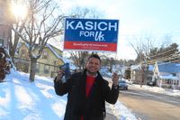Kairan Cartharn från Ohio knackar dörr i ett villaområde för Ohios republikanska guvernör och presidentkandidat John Kasich.