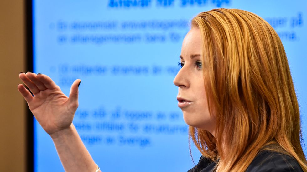 Centerns partiledare Annie Lööf presenterar partiets budgetmotion.