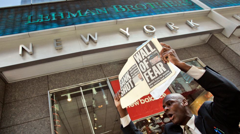 Måndagen den 15 september 2008 kraschar Lehman Brothers. Hela världens finansiella system tvärstannade.