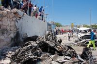 Vraket efter den bil som användes i bombattentatet i Somalias huvudstad Mogadishu.