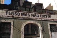 ”Jag tänker men jag finns inte till” är ett känt gatukonstverk i Lissabon som sammanfattar Pessoas världsbild. 