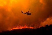 En helikopter vid släckningsarbetet vid branden Lake Hughes norr om Santa Clarita.