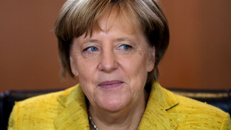 Det går inte att bevisa att amerikanska NSA ägnat sig åt massövervakning i Tyskland och bland annat avlyssnat förbundskansler Angela Merkels telefonsamtal, enligt tyska åklagare.