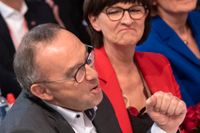 Norbert Walter-Borjans och Saskia Esken bildar den nya ledarduon i SPD. Ledarbytet har inte fallit ut väl för de tyska socialdemokratiska i en färsk opinionsmätning.