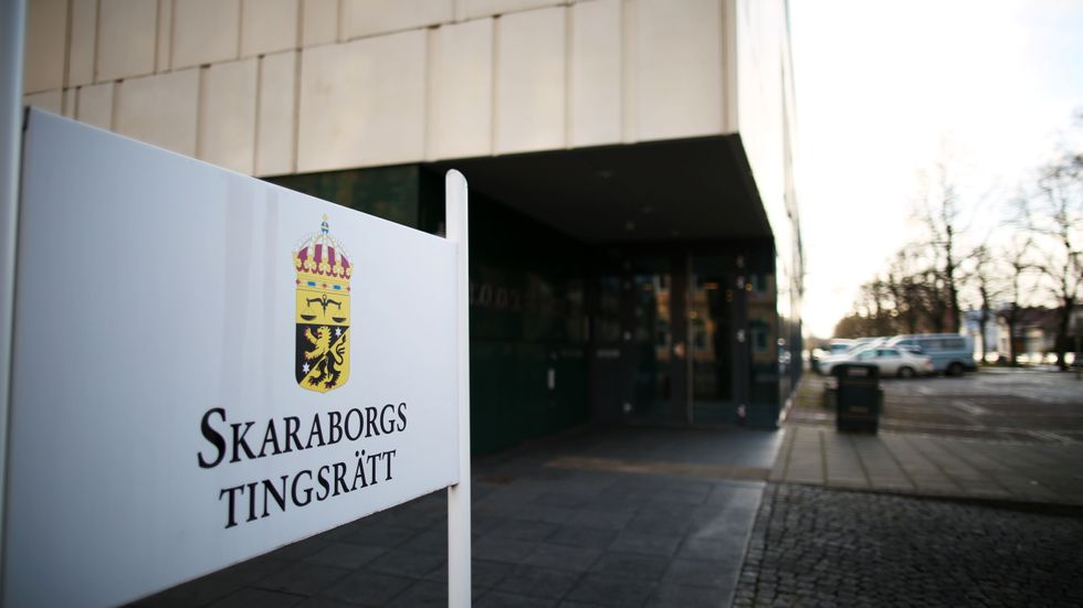 Ett gift par, en man i 40-årsåldern och en kvinna i 35-årsåldern, döms av Skaraborgs tingsrätt till 8 respektive 2 år och 6 månaders fängelse för en rad grova sexbrott mot flera barn. Arkivbild.