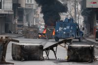 Demonstranter satte eld på en barrikad i sammandrabbning med polisen, under det stoppade firandet av det kurdiska nyåret.