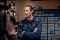 Kim Ekdahl Du Rietz intervjuas av ett slovenskt tv-team inför söndagens gruppspelsmatch i EM. Han tänker själv gärna på idrottens stora betydelse som förbindande kraft i världen.