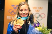 Frida Hansdotter med sin OS-guldmedalj vid hemkomsten till Sverige.