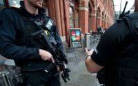 Flera Londonpoliser dissar tjänstevapnet
