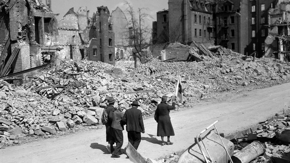 Tyska civila i Nürnberg i april 1945, strax efter befrielsen.
