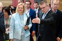 BFV-chefen Thomas Haldenwang (höger) visar vägen för Tysklands inrikesminister Nancy Faeser vid deras gemensamma framträdande på torsdagen.
