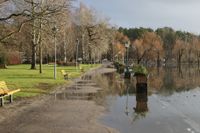 Stora regnmängder har fått vattnet att stiga över kajkanten i stadsparken i Arvika. Bild från i förra veckan.
