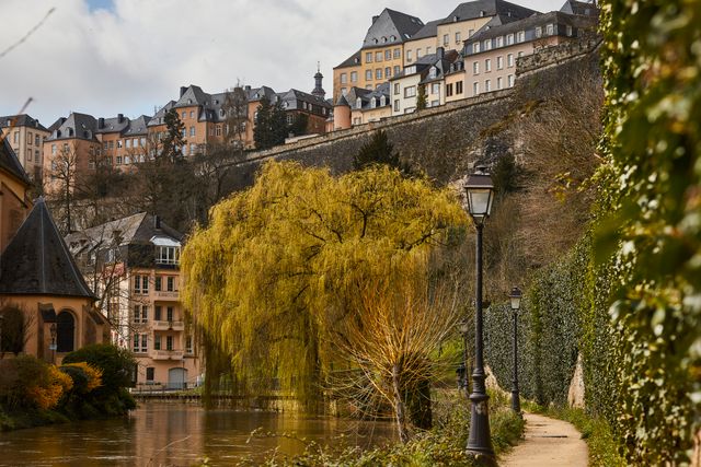 Luxemburg växte fram på 900-talet runt borgen med samma namn. I dag är stora delar av det gamla befästningsområdet parkmark.