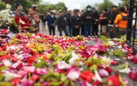 Blommor utanför Kanjuruhan-stadion i Malang, Indonesien, där minst 125 personer miste livet.