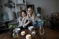 Yrsa Keysendal och Flora Wiström blev vänner via kompisdejting. De har båda kompisdejtat intensivt, såväl i sin hemstad Stockholm som utomlands. Flora skriver sedan flera år tillbaka en hel del om fenomenet på sin blogg och har låtit läsarna annonsera efter vänner i kommentarsfältet.