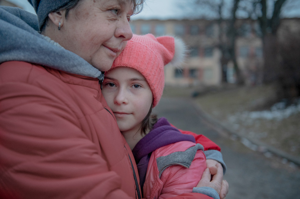 Trettonåriga Valeria smyger fram till läraren för en varm kram i råkylan på skolgården.