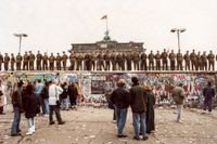 Folksamling framför Berlinmuren i Västberlin, november 1989.
