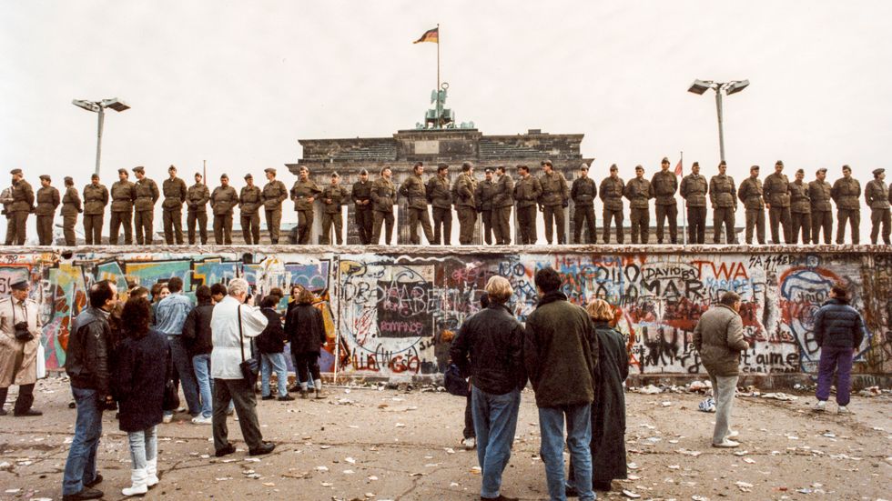 Folksamling framför Berlinmuren i Västberlin, november 1989.