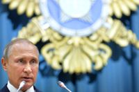 Rysslands president Vladimir Putin håller tal under ett besök hos ryska underrättelsetjänsten SVR i Moskva. Arkivbild.