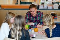 Utbildningsminister Gustav Fridolin besöker en skola i Upplands Väsby i samband med att ett lagförslag om tidigt stöd i skolan presenterades den 16 augusti i år. 