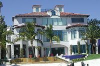 Familjen Parneviks residens i Teguesta i Florida, Mia Casa, är en hyllning till Jespers fru Mia.